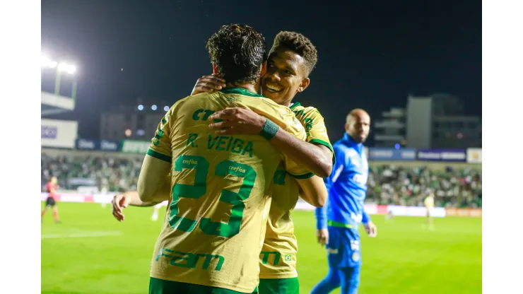 RS - CAXIAS DO SUL - 20/10/2024 - BRASILEIRO A 2024, JUVENTUDE X PALMEIRAS - Raphael Veiga jogador do Palmeiras comemora seu gol com Estevao jogador da sua equipe durante partida contra o Juventude no estadio Alfredo Jaconi pelo campeonato Brasileiro A 2024. Foto: Luiz Erbes/AGIF