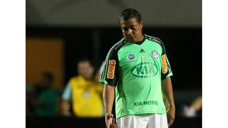 Bildnummer: 12106018  Datum: 11.12.2012  Copyright: imago/Fotoarena<br />
O jogador Tonhao da S.E. Palmeiras 1999 durante partida de despedida do goleiro Marcos do Palmeiras, intitulada Amem Marcos, ampara o jogador Edilso da selecao brasileira de 2002 no estadio Paulo Machado de Carvalho (Pacaembu). Sao Paulo / SP, Brasil - 11/12/2012. x(5)xCesarxGrecox/xFotoarenax PUBLICATIONxNOTxINxBRA; Fussball Brasilien Abschiedsspiel xcb x1x 2012 hoch 
Image number 12106018 date 11 12 2012 Copyright imago  o jogador  there s E Palmeiras 1999 Durante  de Despedida Do Goleiro Marcos Do Palmeiras   Marcos  o jogador  there Selecao Brasileira de 2002 no Estadio Paulo Machado de Carvalho Pacaembu Sao Paulo SP Brasil 11 12 2012 X 5 xCesarxGrecox xFotoarenax PUBLICATIONxNOTxINxBRA Football Brazil Farewell Game  x1x 2012 vertical
