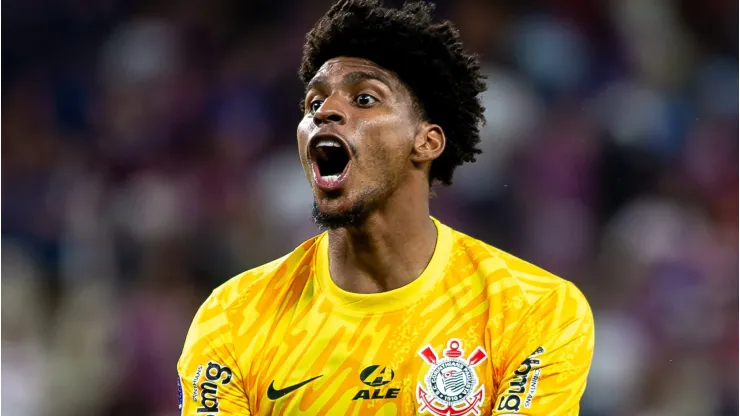 Hugo Souza comemorando durante partida entre Fortaleza e Corinthians, na Arena Castelão, pela Copa Sul-Americana.