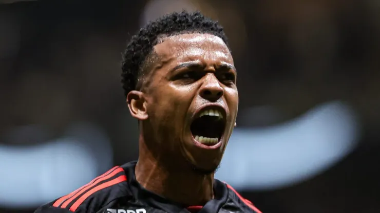 MG - BELO HORIZONTE - 03/07/2024 - BRASILEIRO A 2024, ATLETICO-MG X FLAMENGO - Carlinhos jogador do Flamengo comemora seu gol durante partida contra o Atletico-MG no estadio Arena MRV pelo campeonato Brasileiro A 2024. 
