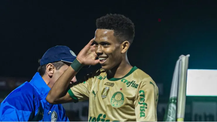 Estêvão comemorando um de seus gols diante do Cuiabá. 
