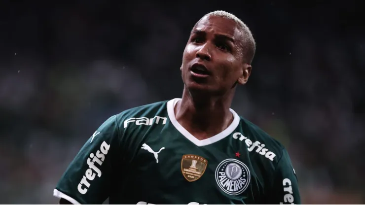 Deyverson em ação pelo Palmeiras, em 2022