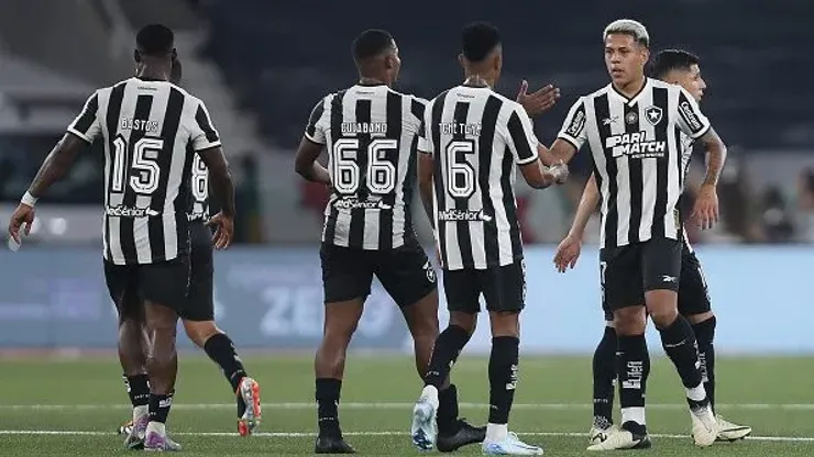 Matheus Martins, do Botafogo, comemora com os companheiros de equipe após vencer a partida contra  o Flamengo, no Nilton Santos - Brasileirão 2024
