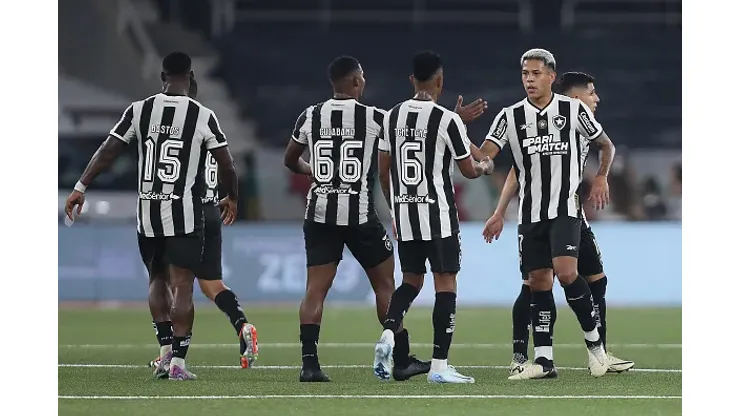 Matheus Martins, do Botafogo, comemora com os companheiros de equipe após vencer a partida entre o Botafogo e o Flamengo como parte do Brasileirao 2024 no Estádio Olímpico Nilton Santos