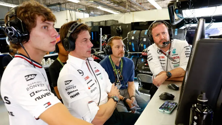 Andrea Kimi Antonelli, Toto Wolff e equipe da Mercedes
