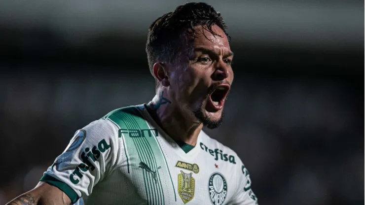 Artur, atacante ex-Palmeiras comemora seu gol durante partida contra o Goias no estádio Serrinha pelo Brasileirão
