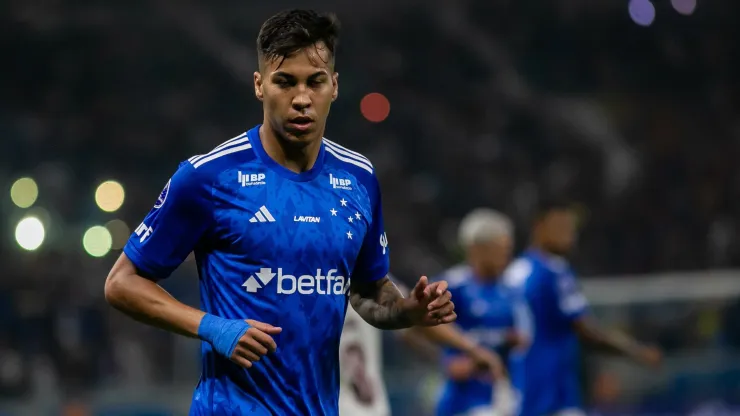 Kaio Jorge jogador do Cruzeiro comemora seu gol durante partida contra o Lanús no Estádio Mineirão pela Copa Sul-Americana 2024. Foto: Fernando Moreno/AGIF
