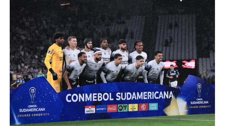 SP - SAO PAULO - 24/10/2024 - COPA SUL-AMERICANA 2024, CORINTHIANS X RACING - Jogadores do Corinthians posam para foto antes na partida contra Racing no estadio Arena Corinthians pelo campeonato Copa Sul-Americana 2024. Foto: Ettore Chiereguini/AGIF