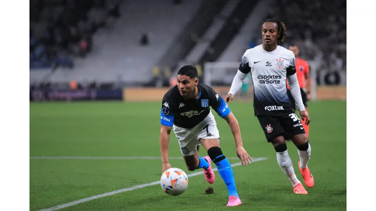 SP - SAO PAULO - 24/10/2024 - COPA SUL-AMERICANA 2024, CORINTHIANS X RACING - Ramalho jogador do Corinthians disputa lance com Salas jogador do Racing durante partida no estadio Arena Corinthians pelo campeonato Copa Sul-Americana 2024. Foto: Ettore Chiereguini/AGIF
