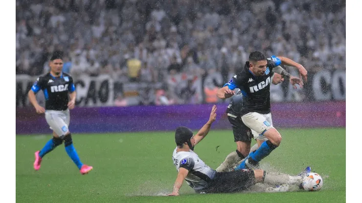 SP - SAO PAULO - 24/10/2024 - COPA SUL-AMERICANA 2024, CORINTHIANS X RACING - Ramalho jogador do Corinthians disputa lance com jogador do Racing durante partida no estadio Arena Corinthians pelo campeonato Copa Sul-Americana 2024. Foto: Ettore Chiereguini/AGIF