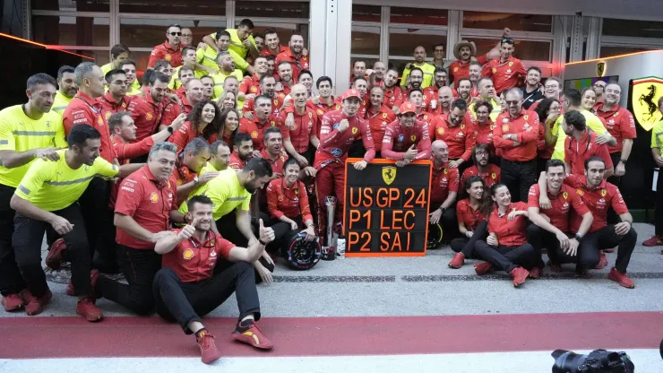 Equipe da Ferrari comemorando a vitória no GP de Austin
