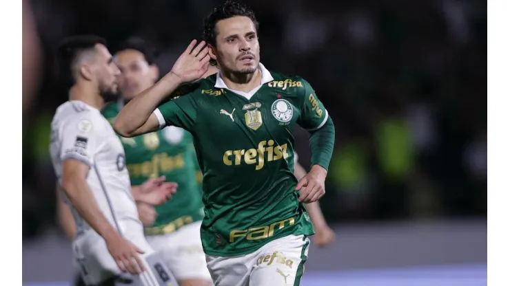 Raphael Veiga marcou o centésimo gol dele com a camisa do Palmeiras. Foto: Ettore Chiereguini/AGIF