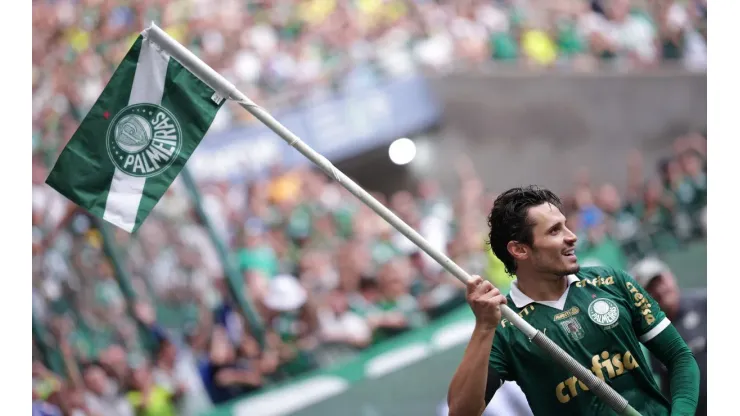 Raphael Veiga jogador do Palmeiras comemora seu gol durante partida contra o Fortaleza no Allianz Parque pelo Campeonato Brasileiro A 2024. Foto: Ettore Chiereguini/AGIF