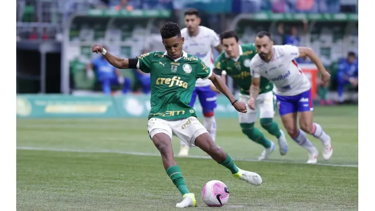 Estêvão jogador do Palmeiras cobra pênalti durante partida contra o Fortaleza no Allianz Parque pelo Campeonato Brasileiro A 2024. Foto: Ettore Chiereguini/AGIF