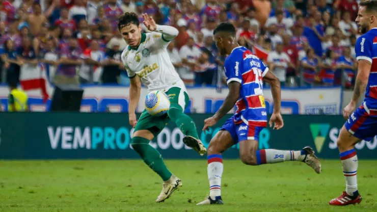 Veiga jogador do Palmeiras durante partida contra o Fortaleza na Arena Castelão pelo Campeonato Brasileiro A 2024. Foto: Baggio Rodrigues/AGIF
