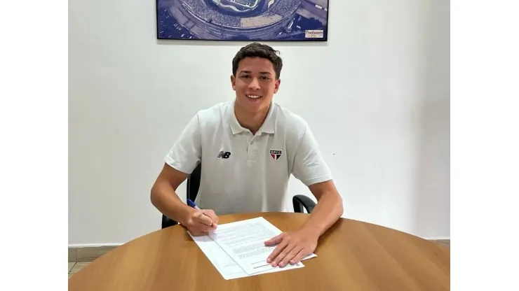 Ryan Carlos, joia da base do São Paulo renovou seu vínculo com o clube, renovando o contrato e poderá substituir futuramente Arboleda