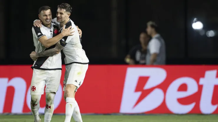 Hugo Moura jogador do Vasco comemora seu gol com Vegetti jogador da sua equipe durante partida contra o Athletico-PR no Estádio São Januário pelo Campeonato Brasileiro A 2024. Foto: Jorge Rodrigues/AGIF
