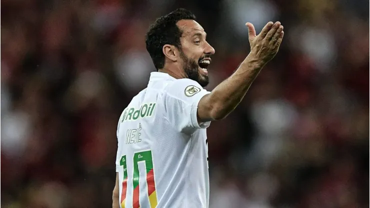 Nenê reclamando de expulsão em Flamengo X Juventude, pelo Campeonato Brasileiro, no Maracanã.
