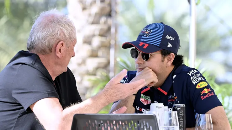 Helmut Marko em conversa com Sergio Pérez
