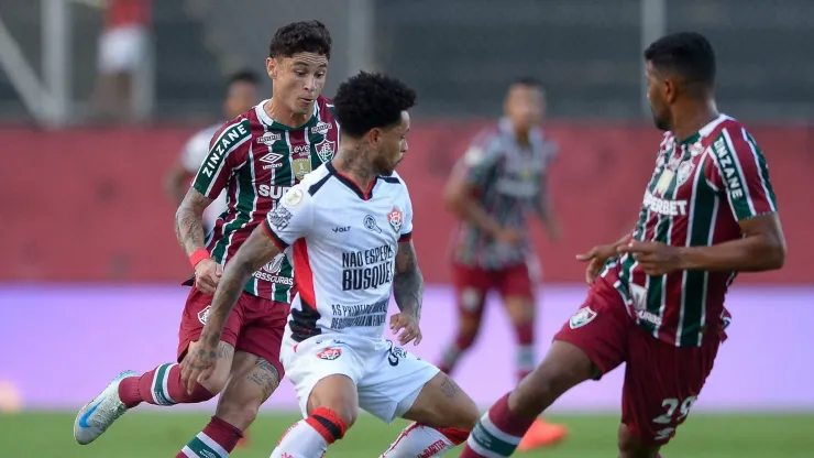 Matheuzinho (ao centro), do Vitória, esteve envolvido em marcação de pênalti controverso contra o Fluminense
