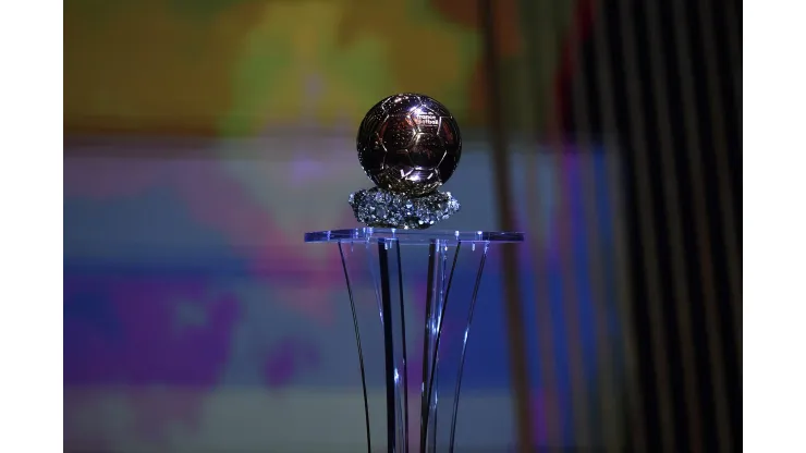 Troféu da Bola de Ouro. (Foto de Aurelien Meunier/Getty Images)
