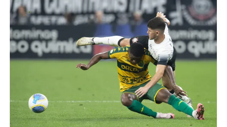 Garro jogador do Corinthians disputa lance com Lucas Mineiro jogador do Cuiabá durante partida na Neo Química Arena pelo Campeonato Brasileiro A 2024. Foto: Anderson Romao/AGIF