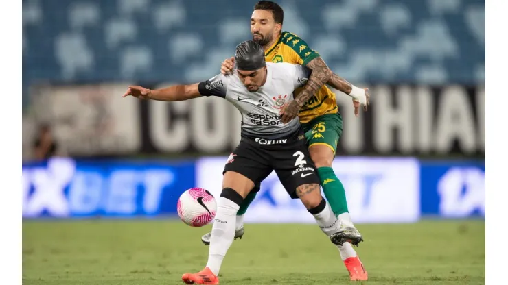 Clayson jogador do Cuiabá disputa lance com Matheuzinho jogador do Corinthians durante partida na Arena Pantanal pelo Campeonato Brasileiro A 2024. Foto: Gil Gomes/AGIF