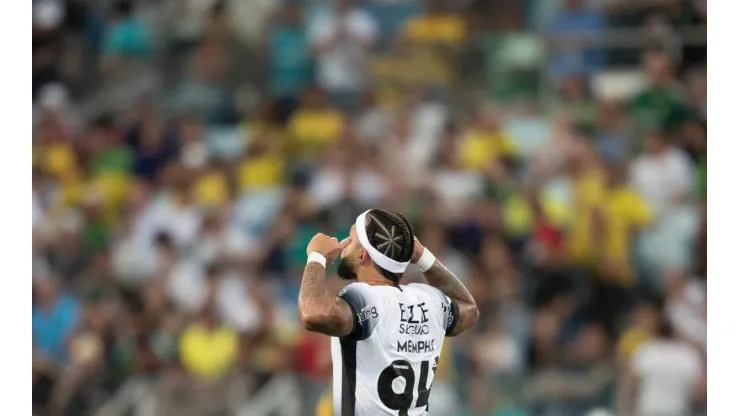 Memphis Depay jogador do Corinthians comemora seu gol durante partida contra o Cuiabá na Arena Pantanal pelo Campeonato Brasileiro A 2024. Foto: Gil Gomes/AGIF