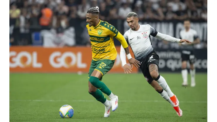 Matheuzinho jogador do Corinthians disputa lance com Derik Lacerda jogador do Cuiabá durante partida na Neo Química Arena pelo Campeonato Brasileiro A 2024. Foto: Anderson Romao/AGIF