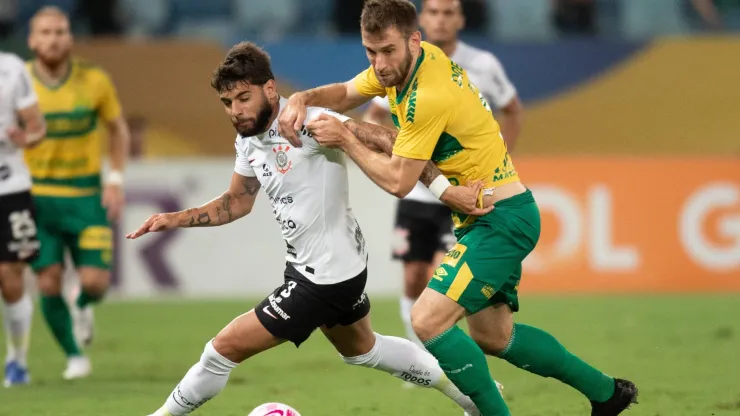 Alan Empereur jogador do Cuiabá disputa lance com Yuri Alberto jogador do Corinthians durante partida na Arena Pantanal pelo Campeonato Brasileiro A 2023. Foto: Gil Gomes/AGIF
