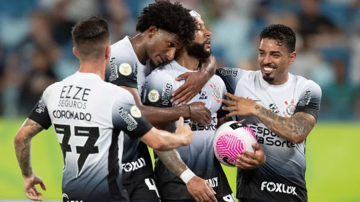 Memphis Depay jogador do Corinthians comemora seu gol com jogadores do seu time durante partida contra o Cuiabá na Arena Pantanal pelo Campeonato Brasileiro A 2024.