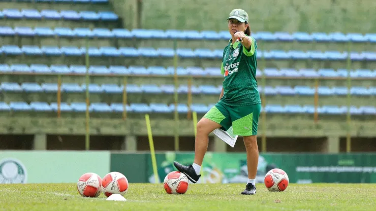 Camila Orlando, técnica do Palmeiras Feminino orienta jogadoras durante do treino no campo Centro de Treinamento HWT 
