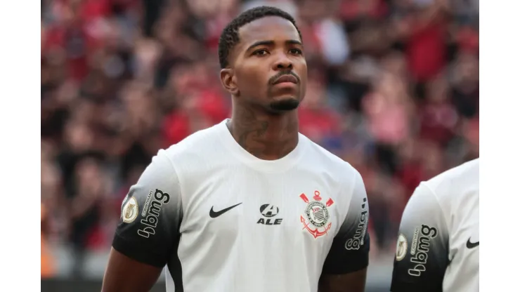 Cacá antes da partida contra o Athletico-PR no estádio Arena da Baixada