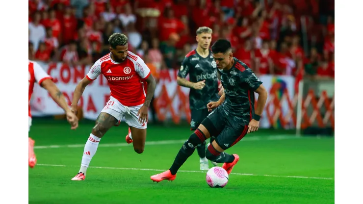 RS - PORTO ALEGRE - 30/10/2024 - BRASILEIRO A 2024, INTERNACIONAL X FLAMENGO - Wesley jogador do Internacional disputa lance com Alcaraz jogador do Flamengo durante partida no estadio Beira-Rio pelo campeonato Brasileiro A 2024. Foto: Luiz Erbes/AGIF
