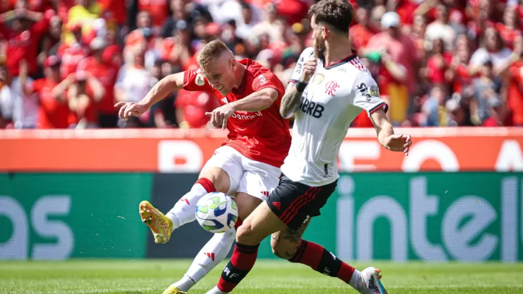 Alemão jogador do Internacional disputa lance com Leo Pereira jogador do Flamengo durante partida no Estádio Beira-Rio pelo Campeonato Brasileiro A 2023.