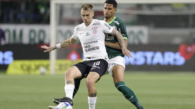 Murilo jogador do Palmeiras disputa lance com Roger Guedes jogador do Corinthians durante partida no Allianz Parque. Foto: Marcello Zambrana/AGIF