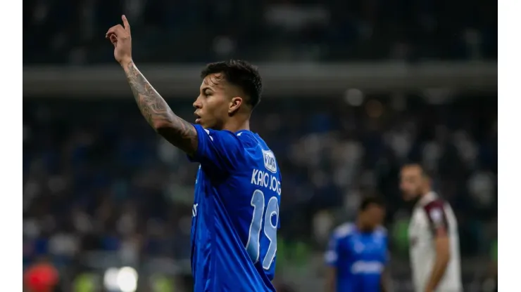 MG - BELO HORIZONTE - 23/10/2024 - COPA SUL-AMERICANA 2024, CRUZEIRO X LANUS - Kaio Jorge jogador do Cruzeiro comemora seu gol durante partida contra o Lanus no estadio Mineirao pelo campeonato Copa Sul-Americana 2024. Foto: Fernando Moreno/AGIF