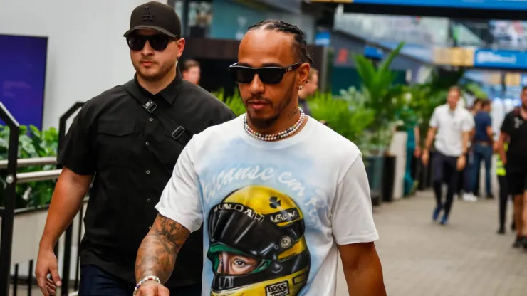 Hamilton com camisa que presta homenagem a Senna no GP de São Paulo
