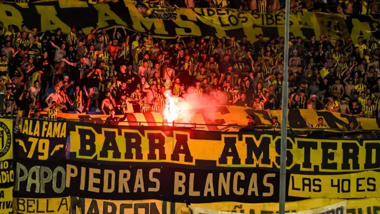 Photo: Nayra Halm/Fotoarena - Torcedores do Peñarol durante partida contra o Botafogo
