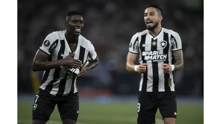 Luiz Henrique jogador do Botafogo comemora seu gol com Alex Telles. Foto: Jorge Rodrigues/AGIF
