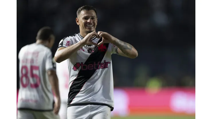 Hugo Moura jogador do Vasco comemora seu gol durante partida contra o Cuiaba. Foto: Jorge Rodrigues/AGIF
