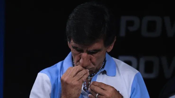 Foto: Ettore Chiereguini/AGIF - Gustavo Costas, do Racing-ARG, fazendo suas preces antes de partida
