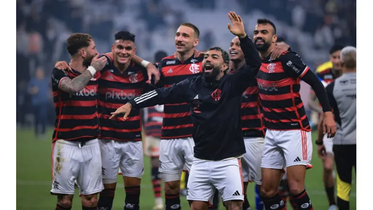 Jogadores do Flamengo comemoram classificação ao final da partida contra o Corinthians pela Copa Do Brasil 2024. Foto: Ettore Chiereguini/AGIF