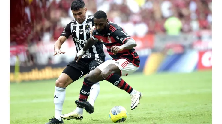 Gerson jogador do Flamengo disputa lance com Junior Alonso jogador do Atlético-MG durante partida no Maracanã pela Copa Do Brasil 2024. Foto: Alexandre Loureiro/AGIF