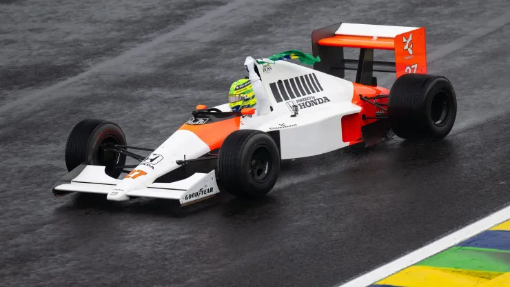 Hamilton em Interlagos pilotando o MP4/5B
