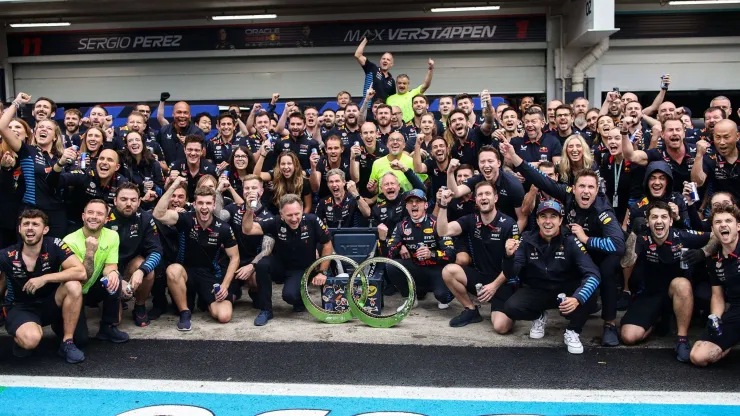 Equipe da Red Bull comemorando a vitória de Verstappen em São Paulo
