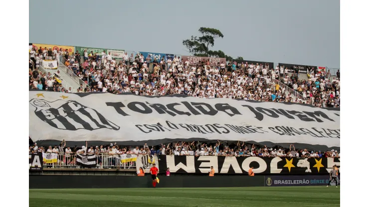 SC - JOINVILLE - 07/09/2024 - BRASILEIRO B 2024, BRUSQUE X SANTOS - Torcida do Santos durante partida contra Brusque no estadio Arena Joinville pelo campeonato Brasileiro B 2024. Foto: Lucas Gabriel Cardoso/AGIF
