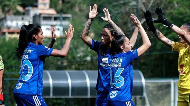 Jogadoras do Cruzeiro, comemoram vitória sobre o Atlético-MG no clássico Mineiro 2024
