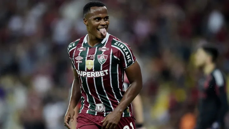 Jhon Arias jogador do Fluminense comemora seu gol durante partida contra o Flamengo no Maracanã pelo Campeonato Brasileiro A 2024. Foto: Alexandre Loureiro/AGIF
