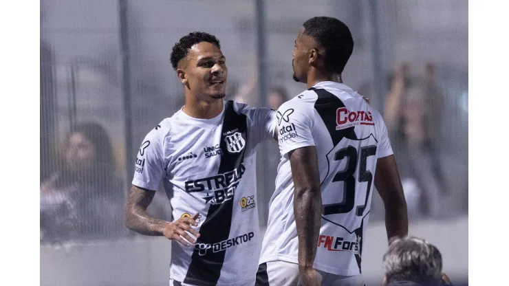 Gabriel Novaes jogador do Ponte Preta comemora seu gol durante partida contra o Brusque no estadio Moises Lucarelli pelo campeonato Brasileiro B 2024. (Foto: Diogo Reis/AGIF)
